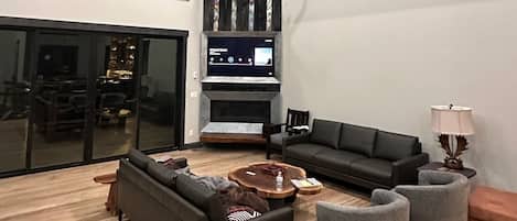 Smart-TV, Kamin, Bücher