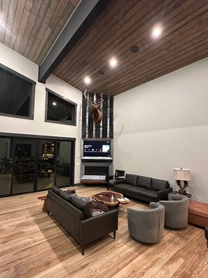 Smart TV, fireplace, books - Private Riverfront Lodge on 67 Acres I Ashton, ID (Ashton)