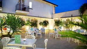 Outdoor dining - Hotel Kaos (Villaggio Pirandello)