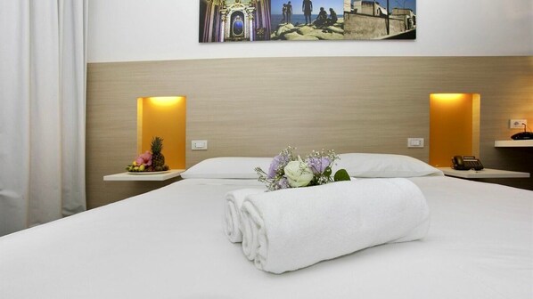 Classic Double or Twin Room | In-room safe, desk, blackout drapes, free WiFi - Hotel Kaos (Villaggio Pirandello)