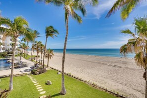Sun-loungers, beach towels - Beachfront Paradise Mykonos 204A (San José del Cabo)
