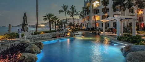 Utendørsbasseng og et oppvarmet basseng