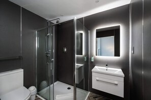 Shower, hair dryer, towels - Deluxe Double Room with Shower (2nd Floor - Room 5) (Edinburgh)