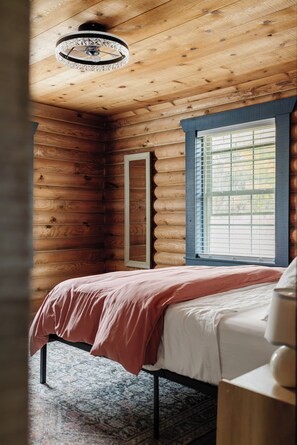 2 bedrooms, WiFi, bed sheets - Peaceful Lake Lure Cabin: Cozy 2BR 3 miles from lake! (Lake Lure)