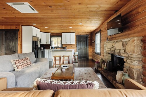 Peaceful Lake Lure Cabin: Cozy 2BR 3 miles from lake!