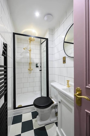 Douche, séchoir à cheveux, serviettes fournies