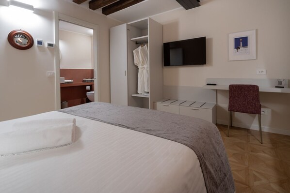 A bedroom with a bed, a wardrobe, a desk, and a TV. - Ve.N.I.Ce Cera Atelier San Trovaso (Venice)