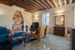 TV, books, stereo - Ve.N.I.Ce Cera Atelier San Trovaso (Venice)
