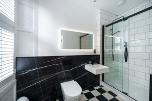 Ducha, secador de pelo y toallas