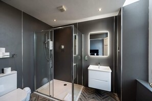 Douche, sèche-cheveux, serviettes fournies