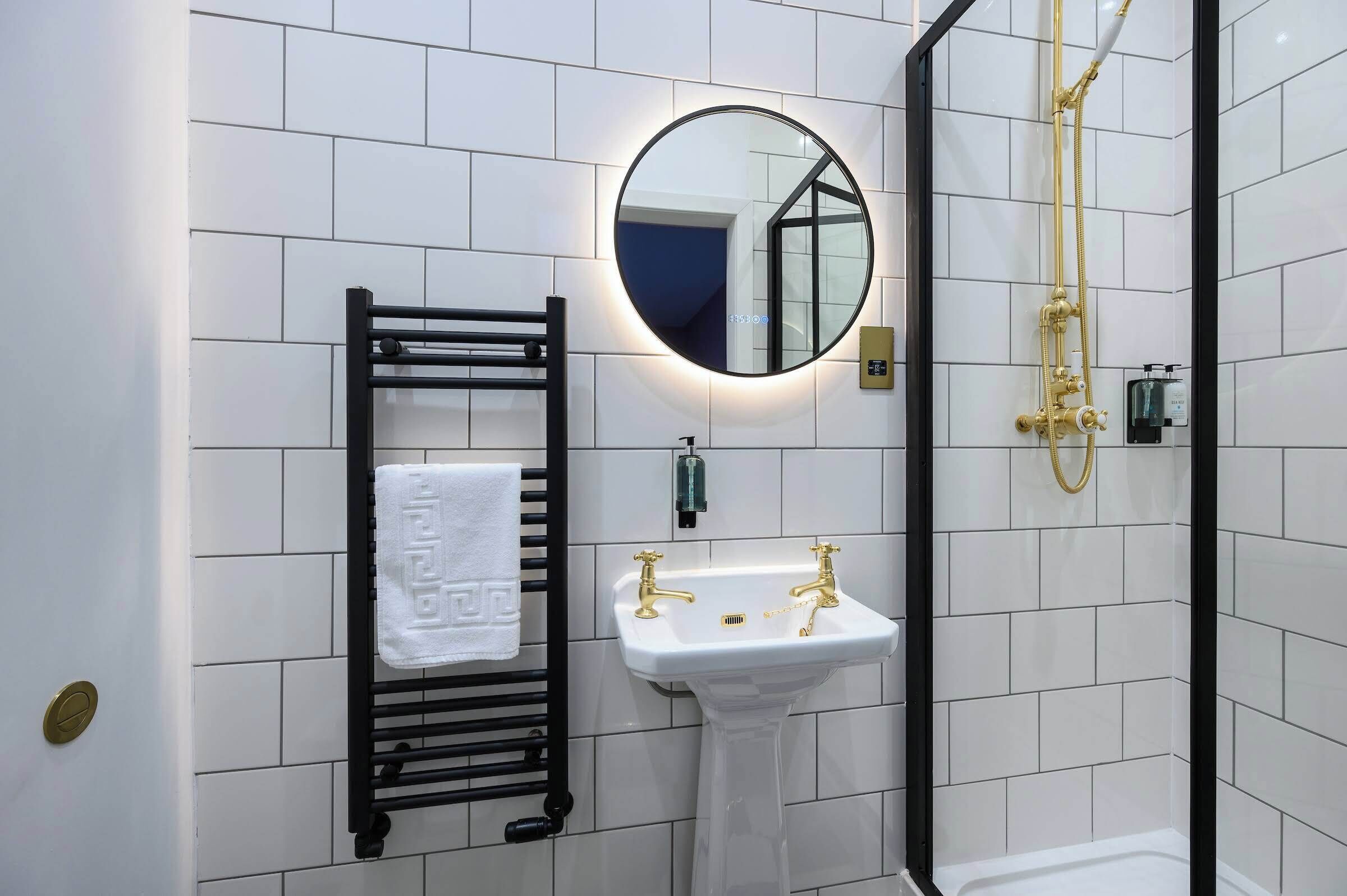 Douche, sèche-cheveux, serviettes fournies