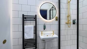 Douche, sèche-cheveux, serviettes fournies