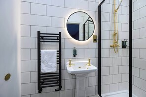 Shower, hair dryer, towels - Deluxe Double Room (Room 7 - Ground Floor) (Edinburgh)