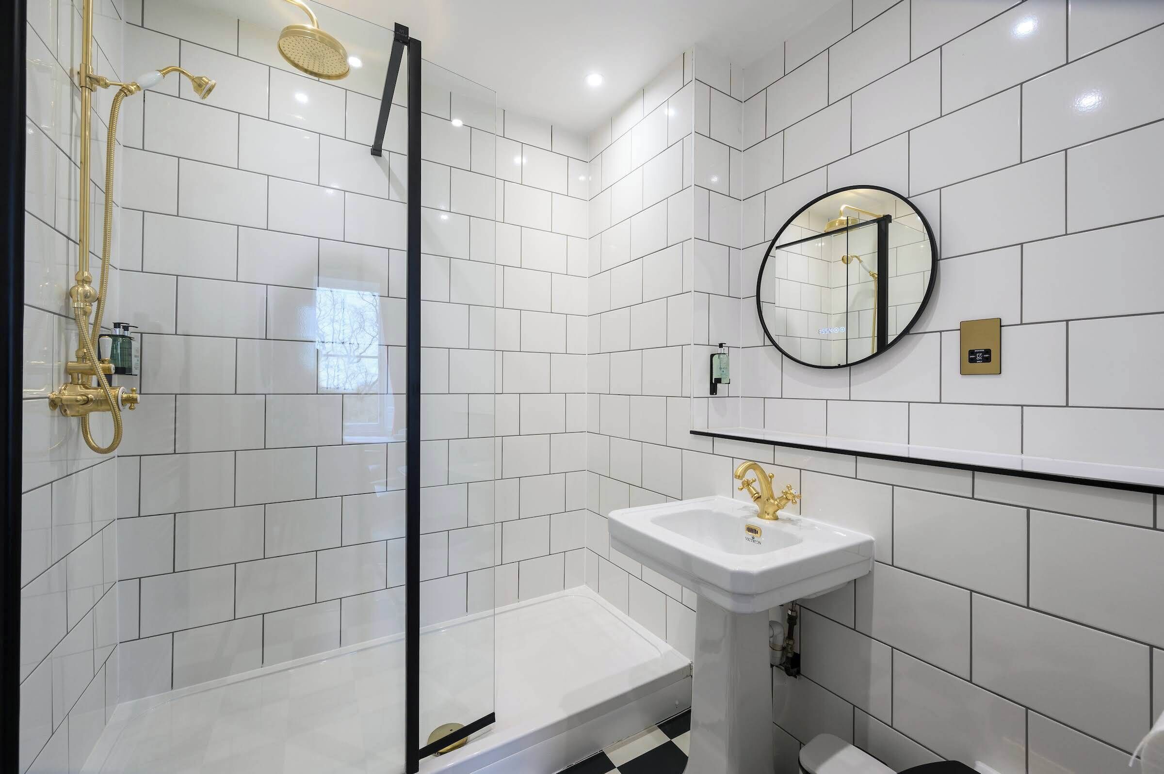 Douche, séchoir à cheveux, serviettes fournies