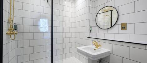 Douche, séchoir à cheveux, serviettes fournies