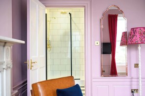 Shower, hair dryer, towels - Superior Family Room (Room 11 - First Floor) (Edinburgh)