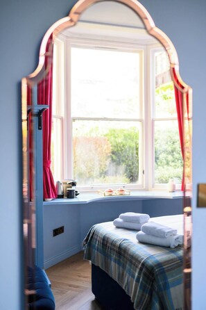 WiFi, bed sheets - Deluxe Double Room (Room 10 - Ground Floor) (Edinburgh)