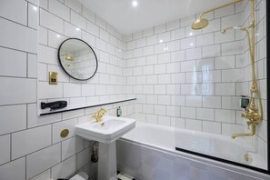 Shower, hair dryer, towels - Deluxe Family Room (Room 12 - First Floor) (Edinburgh)