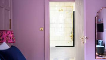 Douche, sèche-cheveux, serviettes fournies