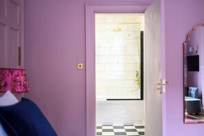 Shower, hair dryer, towels - Deluxe Family Room (Room 12 - First Floor) (Edinburgh)