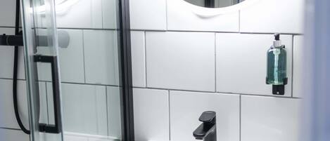 Douche, séchoir à cheveux, serviettes fournies