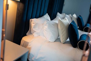 WiFi, bed sheets - Luxury Twin Room (3rd Floor - Room 9) (Edinburgh)