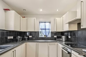 Jääkaappi, mikroaaltouuni, uuni, liesi