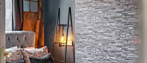 Escritorio, tabla de planchar con plancha, cuna de viaje y wifi