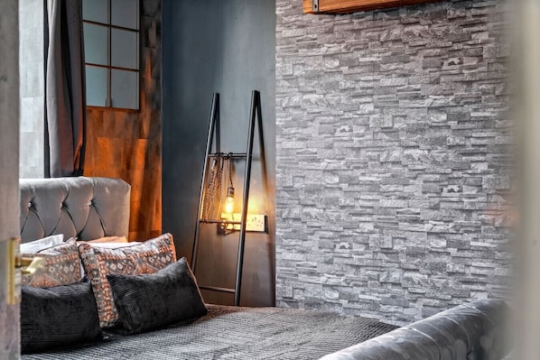 Työpöytä, silitysrauta/-lauta, vauvan matkasänky, Wi-Fi