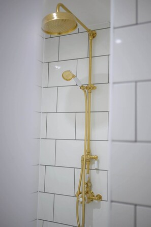 Chuveiro, secador de cabelo, toalhas de banho 
