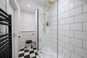 Shower, hair dryer, towels - Deluxe Family Room (Room 2 - Lower Ground Floor) (Edinburgh)