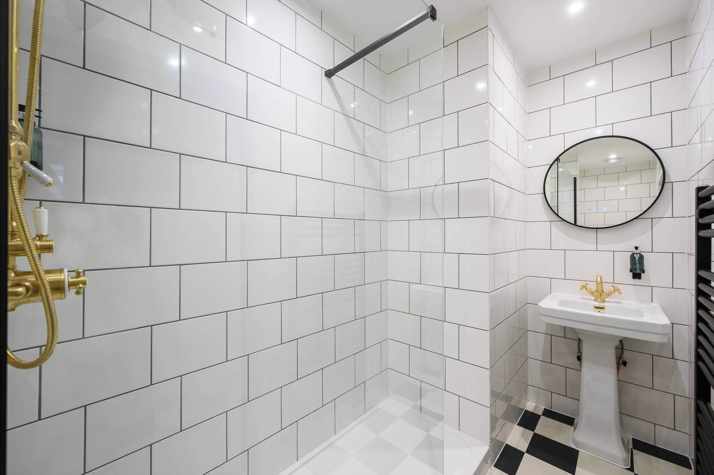 Een douche, een haardroger, handdoeken