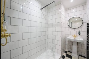 Een douche, een haardroger, handdoeken