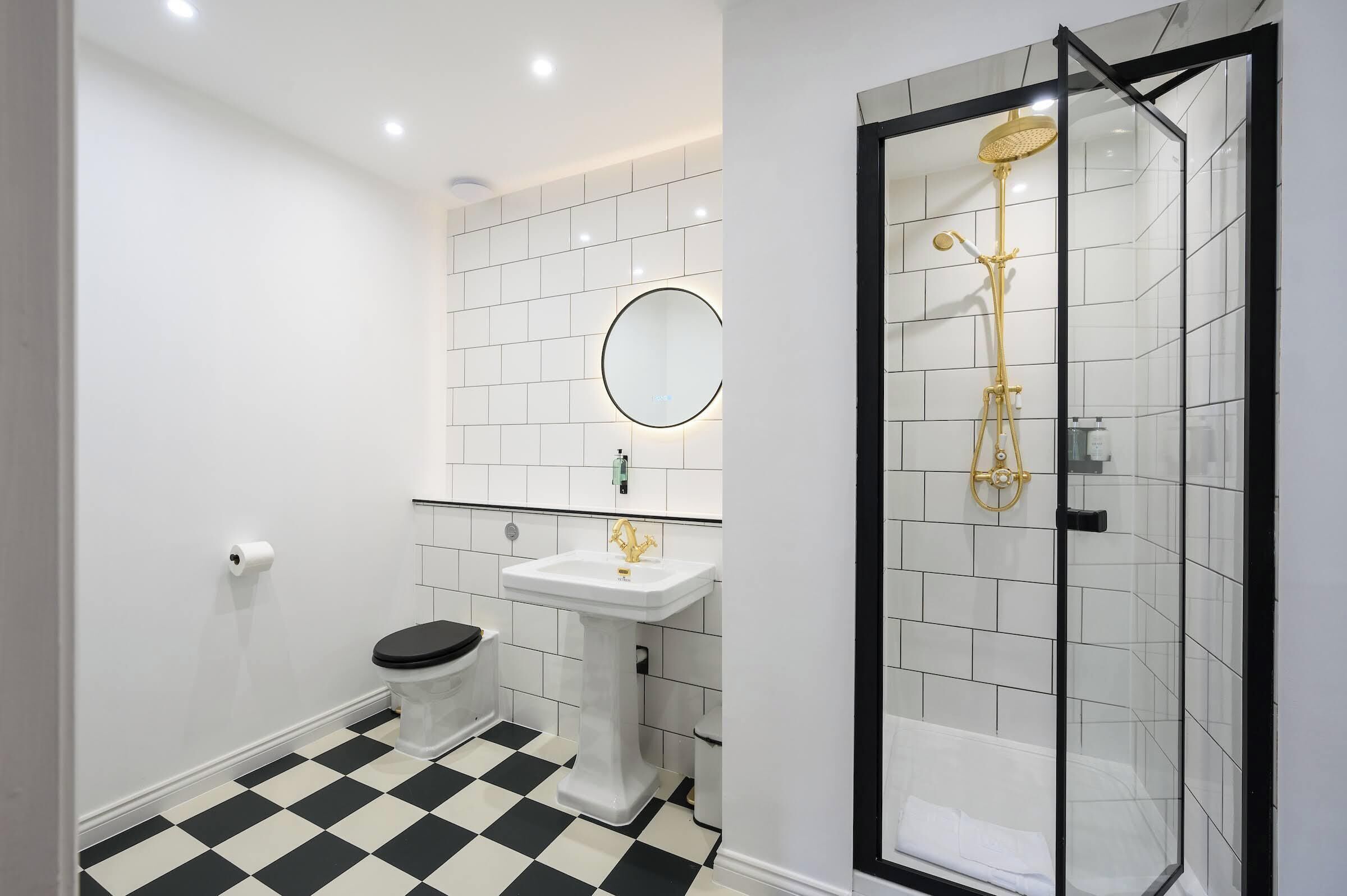 Chuveiro, secador de cabelo, toalhas de banho 