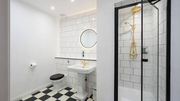 Chuveiro, secador de cabelo, toalhas de banho