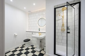 Chuveiro, secador de cabelo, toalhas de banho 