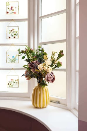 A window with a yellow striped vase containing a bouquet of flowers. - Deluxe Room (Room 14 - First Floor) (Edinburgh)