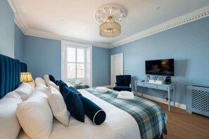 WiFi, bed sheets - Triple Room with Private Bathroom (3rd Floor - Room 11) (Edinburgh)