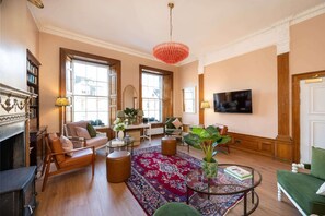 TV - Triple Room with Private Bathroom (3rd Floor - Room 11) (Edinburgh)