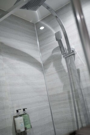 Dusche, Haartrockner, Handtücher