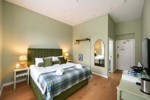 WiFi, bed sheets - Deluxe Double Room with Shower (2nd Floor - Room 8A) (Edinburgh)