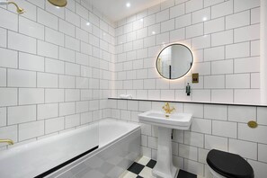 Shower, hair dryer, towels - Deluxe Family Room (Room 8 - Ground Floor) (Edinburgh)