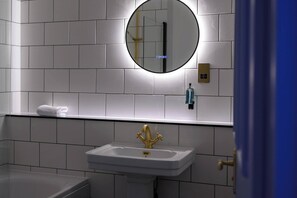 Shower, hair dryer, towels - Deluxe Family Room (Room 8 - Ground Floor) (Edinburgh)