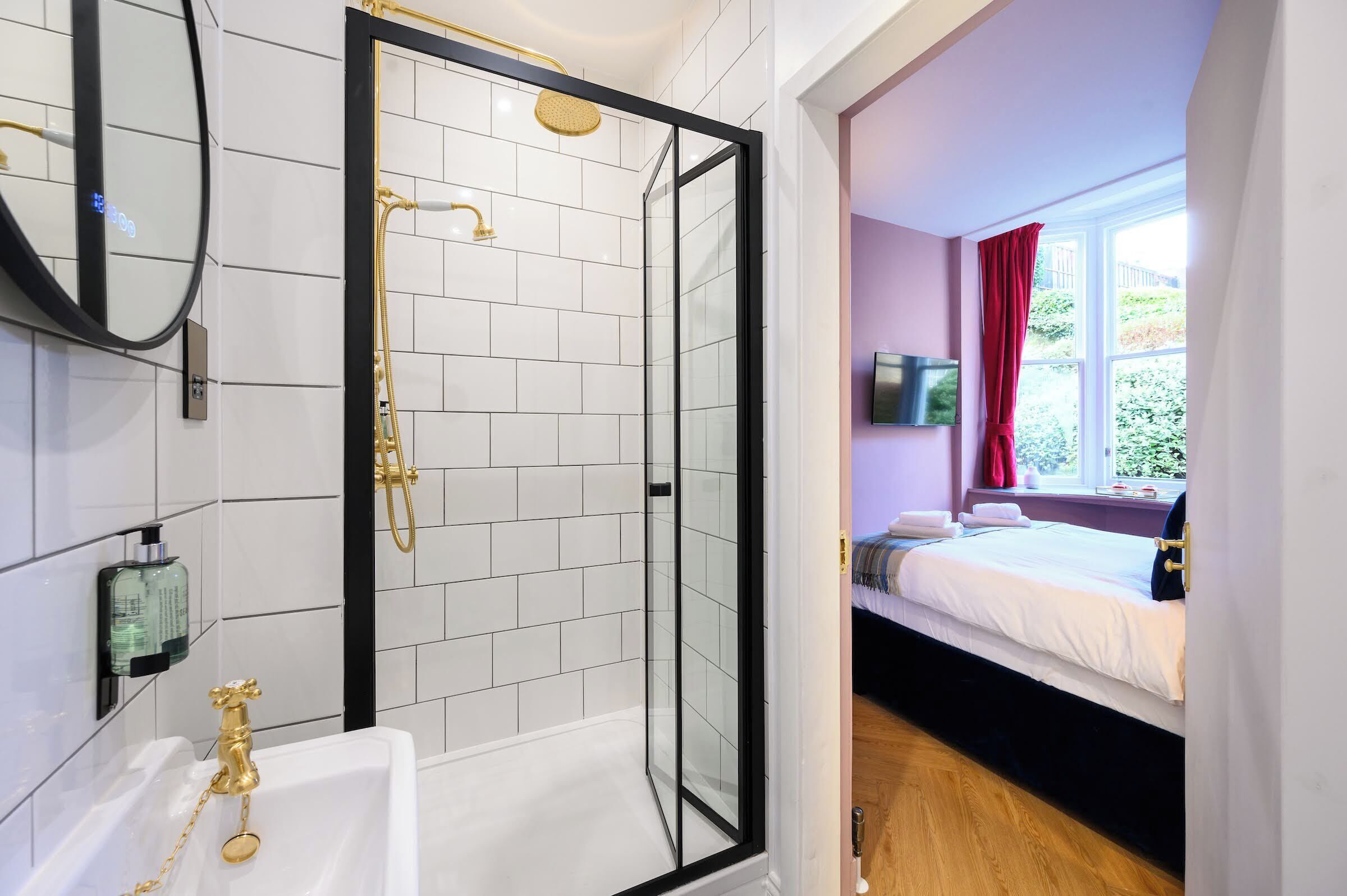 Douche, sèche-cheveux, serviettes fournies