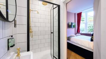 Douche, sèche-cheveux, serviettes fournies