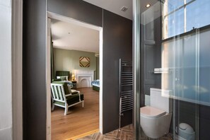 Shower, hair dryer, towels - Luxury Family Room with Private Bathroom (2nd Floor - Room 6) (Edinburgh)