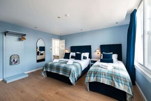 WiFi, bed sheets - Triple Room with Private Bathroom (2nd Floor - Room 2) (Edinburgh)