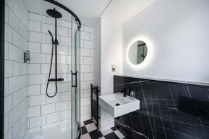 Dusj, hårføner og håndklær