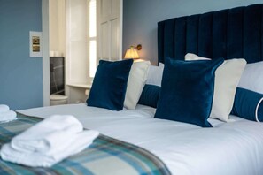 WiFi, bed sheets - Triple Room with Private Bathroom (2nd Floor - Room 2) (Edinburgh)