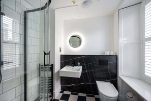 Een douche, een haardroger, handdoeken